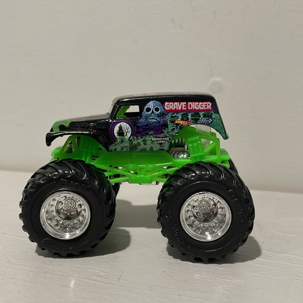 Monster Jam 1:64 Truck Gravedigger - Picture 2 of 4